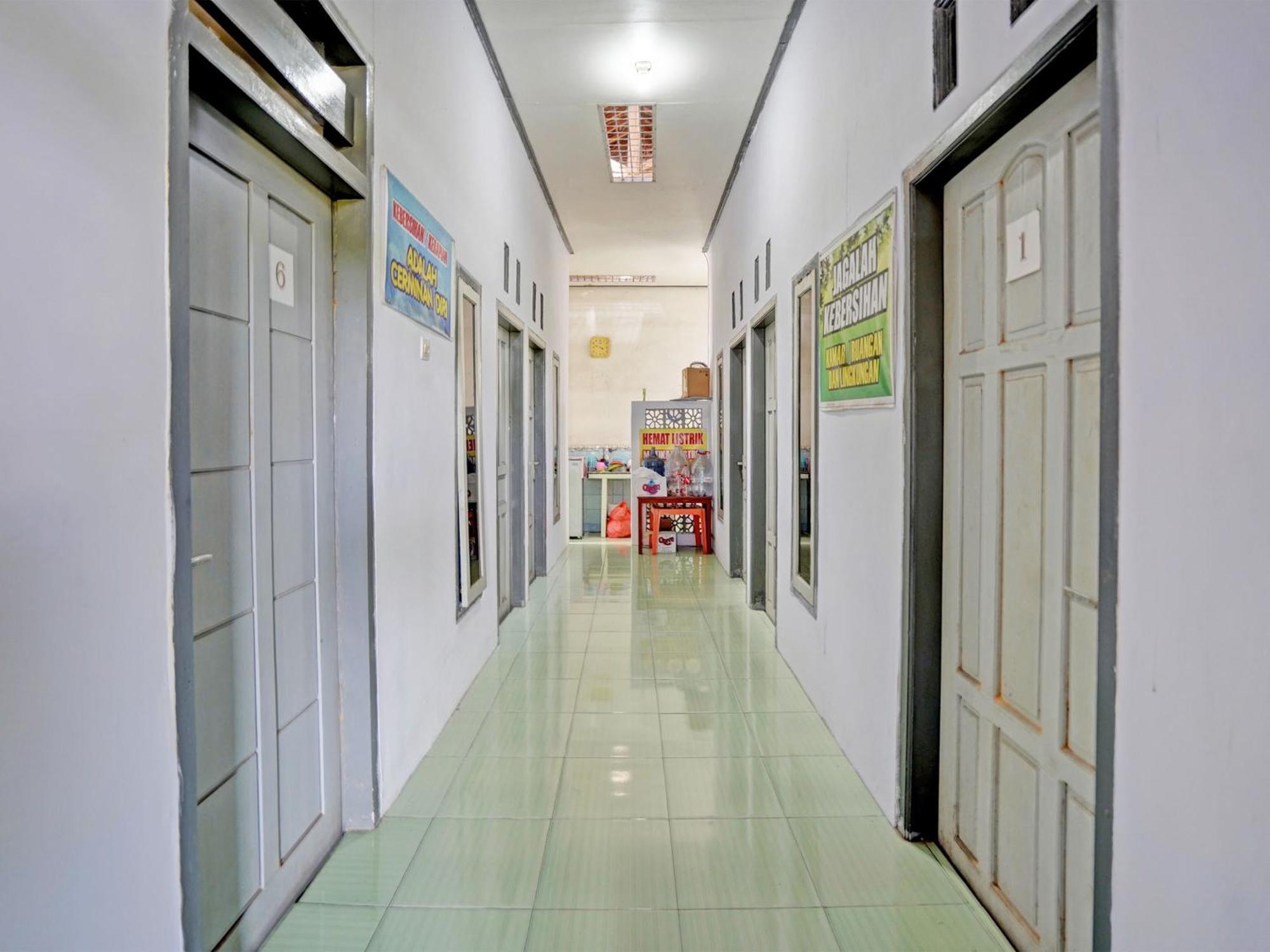Oyo Life 92937 Kost Putri Sarkara Syariah Hotel Banyuwangi  Bagian luar foto