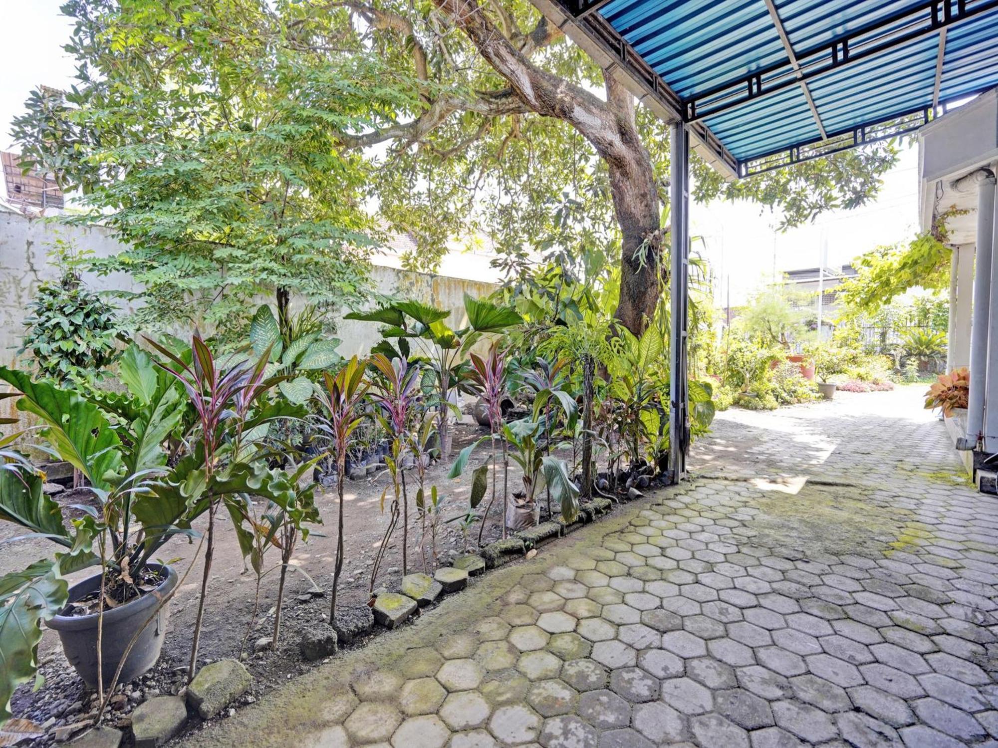 Oyo Life 92937 Kost Putri Sarkara Syariah Hotel Banyuwangi  Bagian luar foto