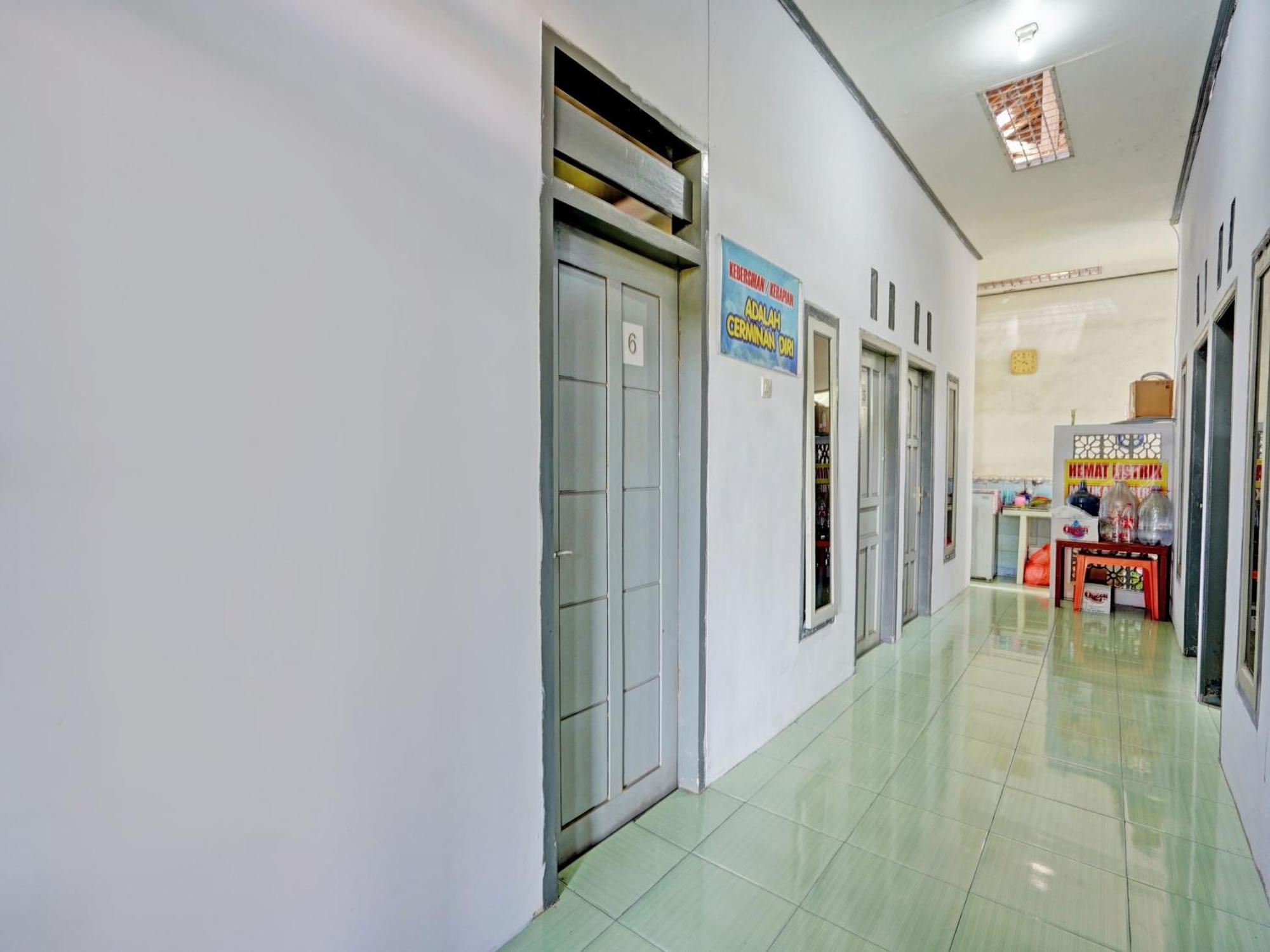 Oyo Life 92937 Kost Putri Sarkara Syariah Hotel Banyuwangi  Bagian luar foto
