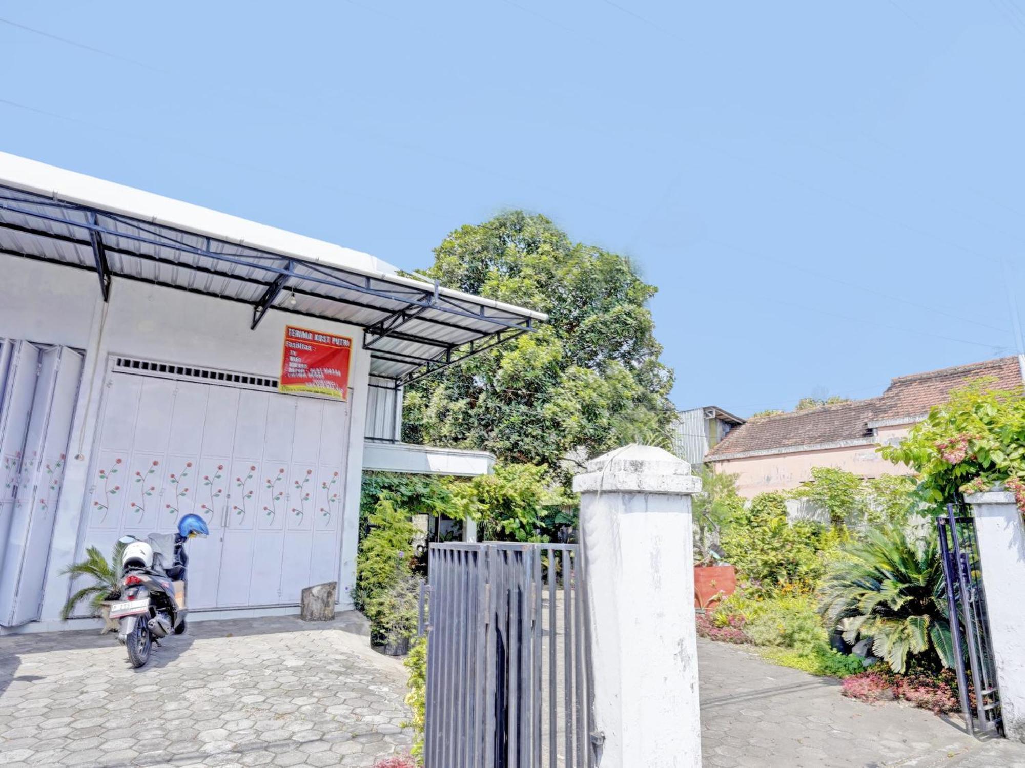 Oyo Life 92937 Kost Putri Sarkara Syariah Hotel Banyuwangi  Bagian luar foto