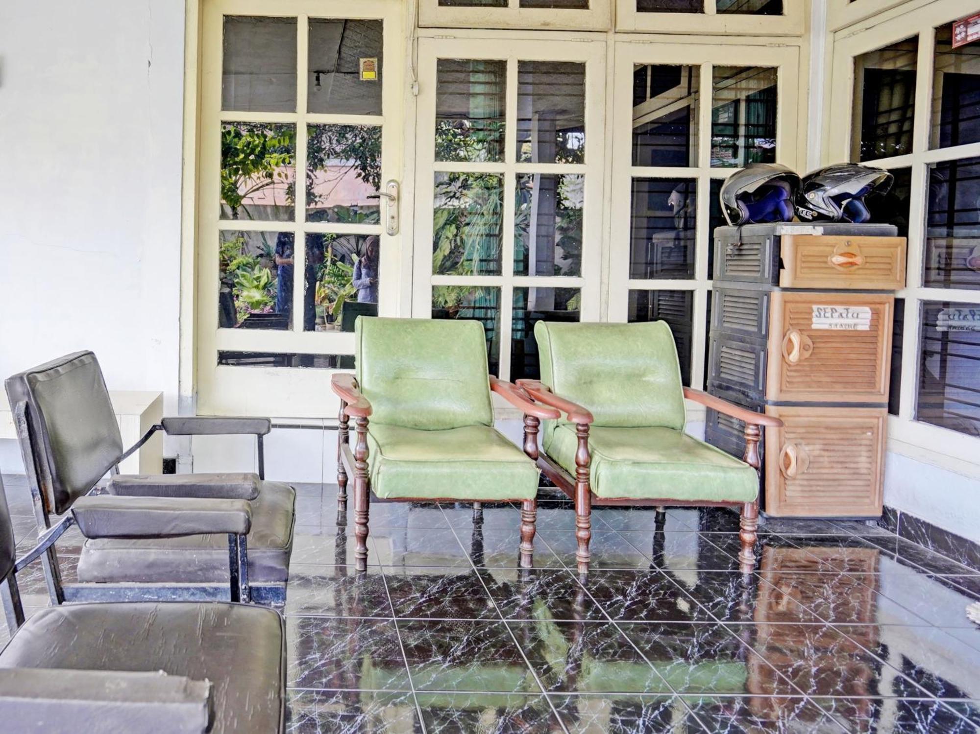 Oyo Life 92937 Kost Putri Sarkara Syariah Hotel Banyuwangi  Bagian luar foto