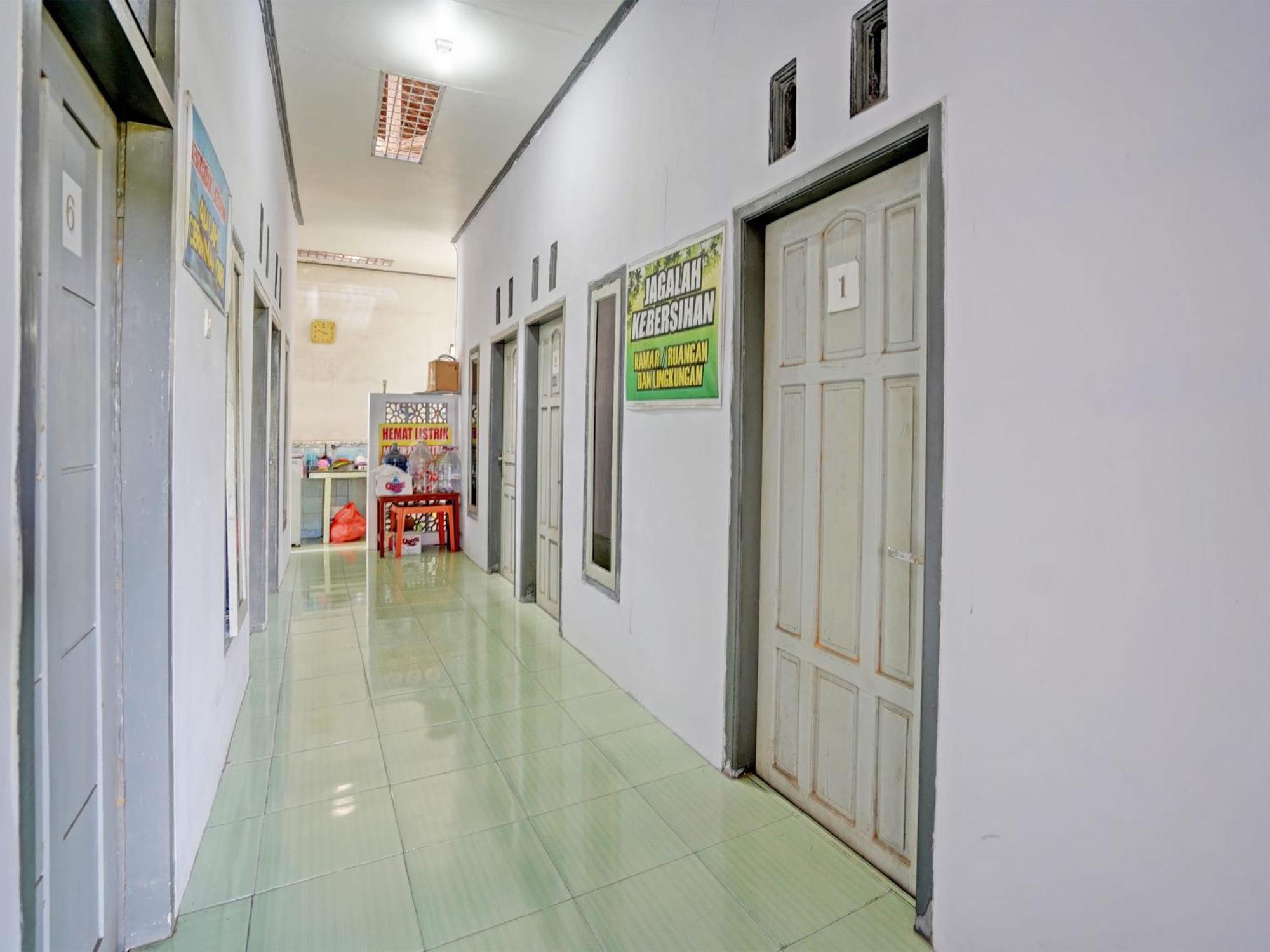 Oyo Life 92937 Kost Putri Sarkara Syariah Hotel Banyuwangi  Bagian luar foto
