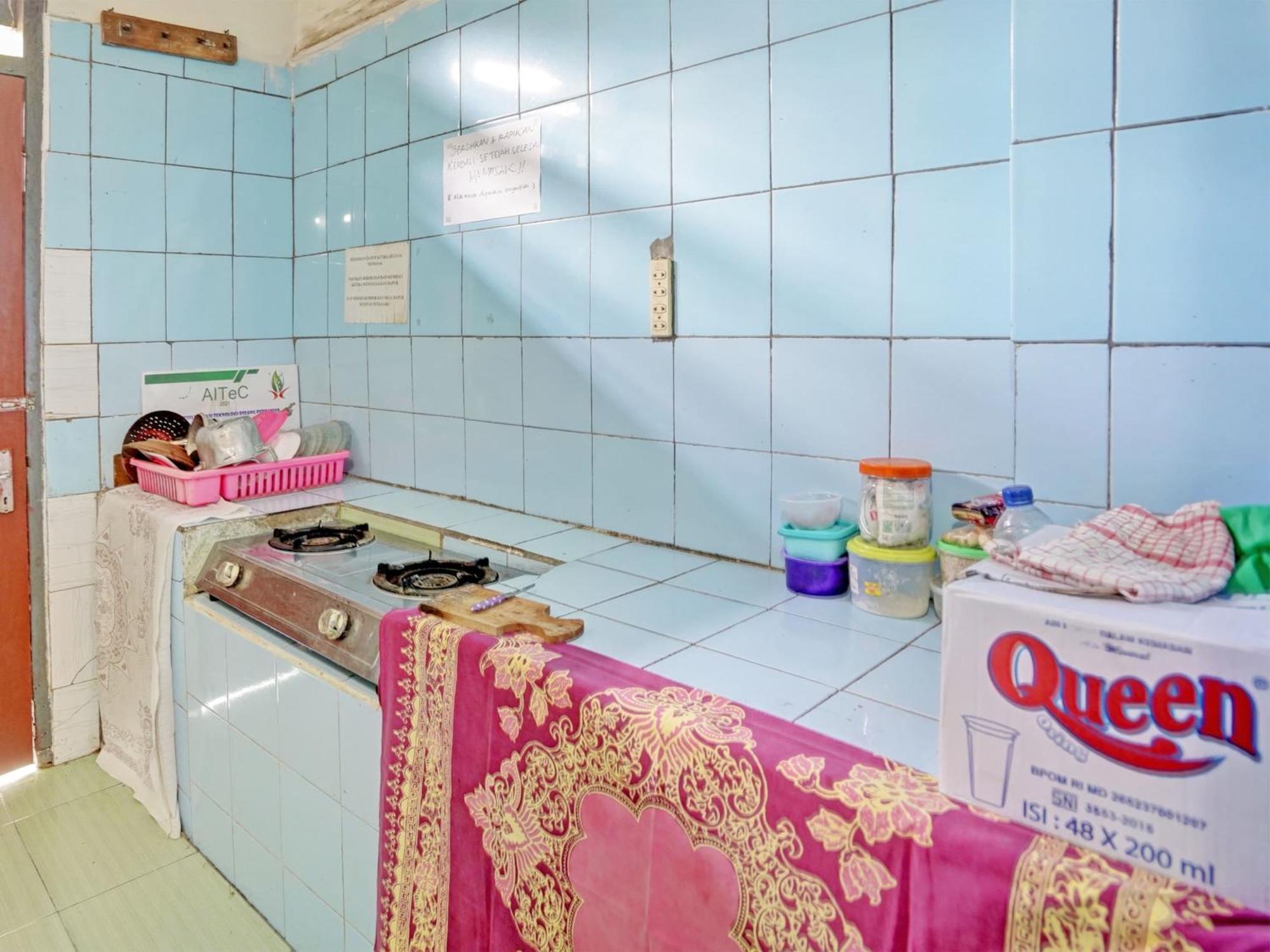 Oyo Life 92937 Kost Putri Sarkara Syariah Hotel Banyuwangi  Bagian luar foto
