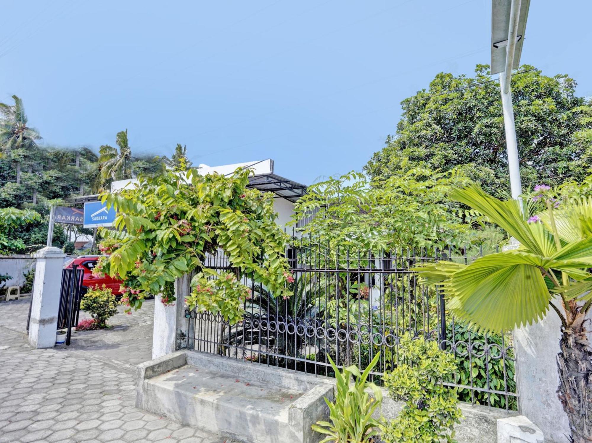 Oyo Life 92937 Kost Putri Sarkara Syariah Hotel Banyuwangi  Bagian luar foto