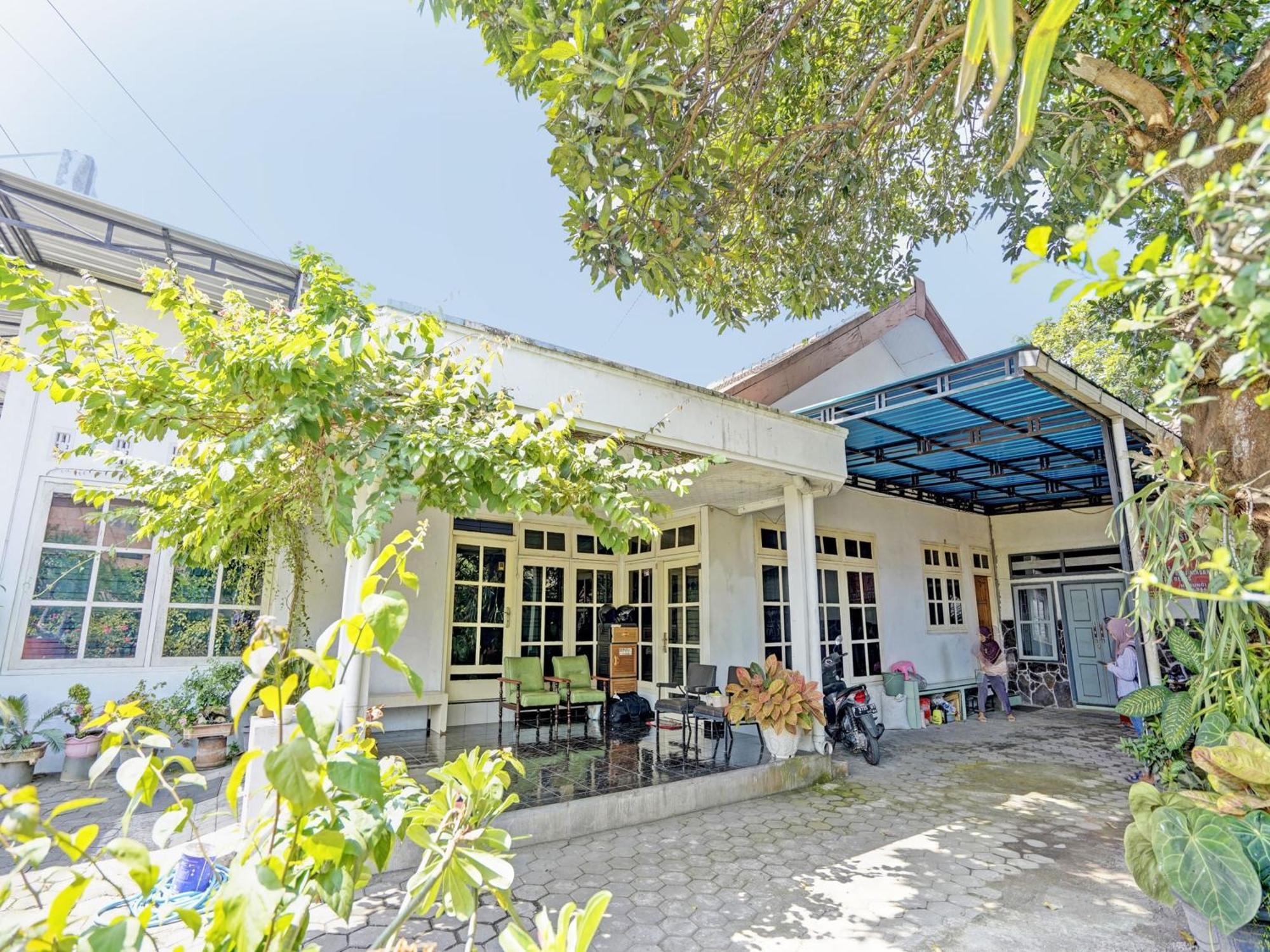 Oyo Life 92937 Kost Putri Sarkara Syariah Hotel Banyuwangi  Bagian luar foto
